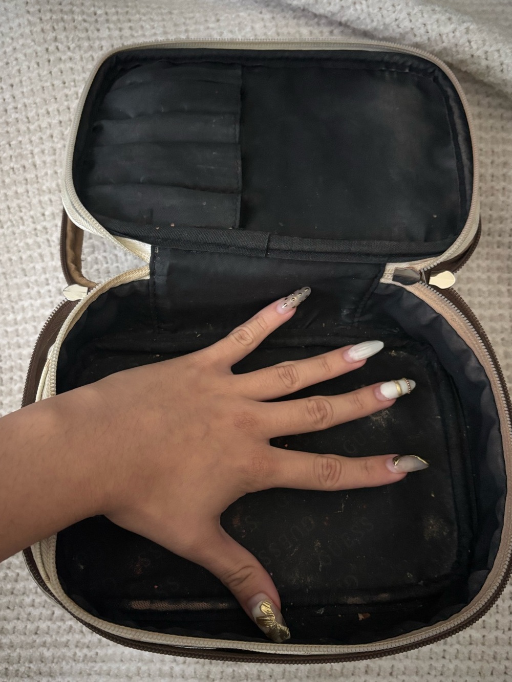 Guess Cosmetic Train Case set - Picture 8 of 8